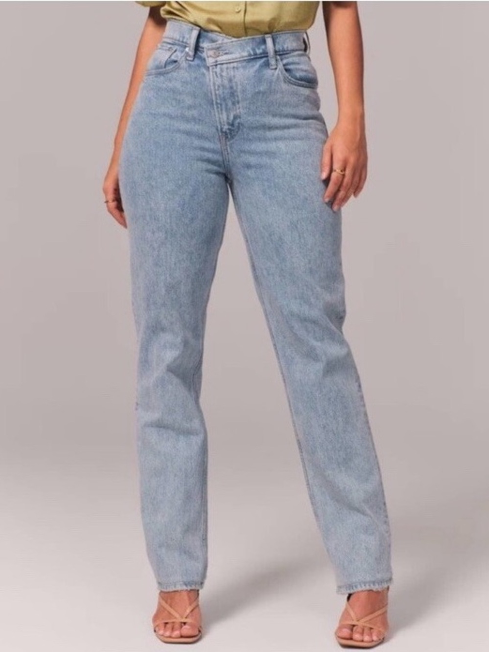 ✨Abercrombie & Fitch Ultra High-Rise 90s Straight Jeans in Light Blue Wash 28/6S